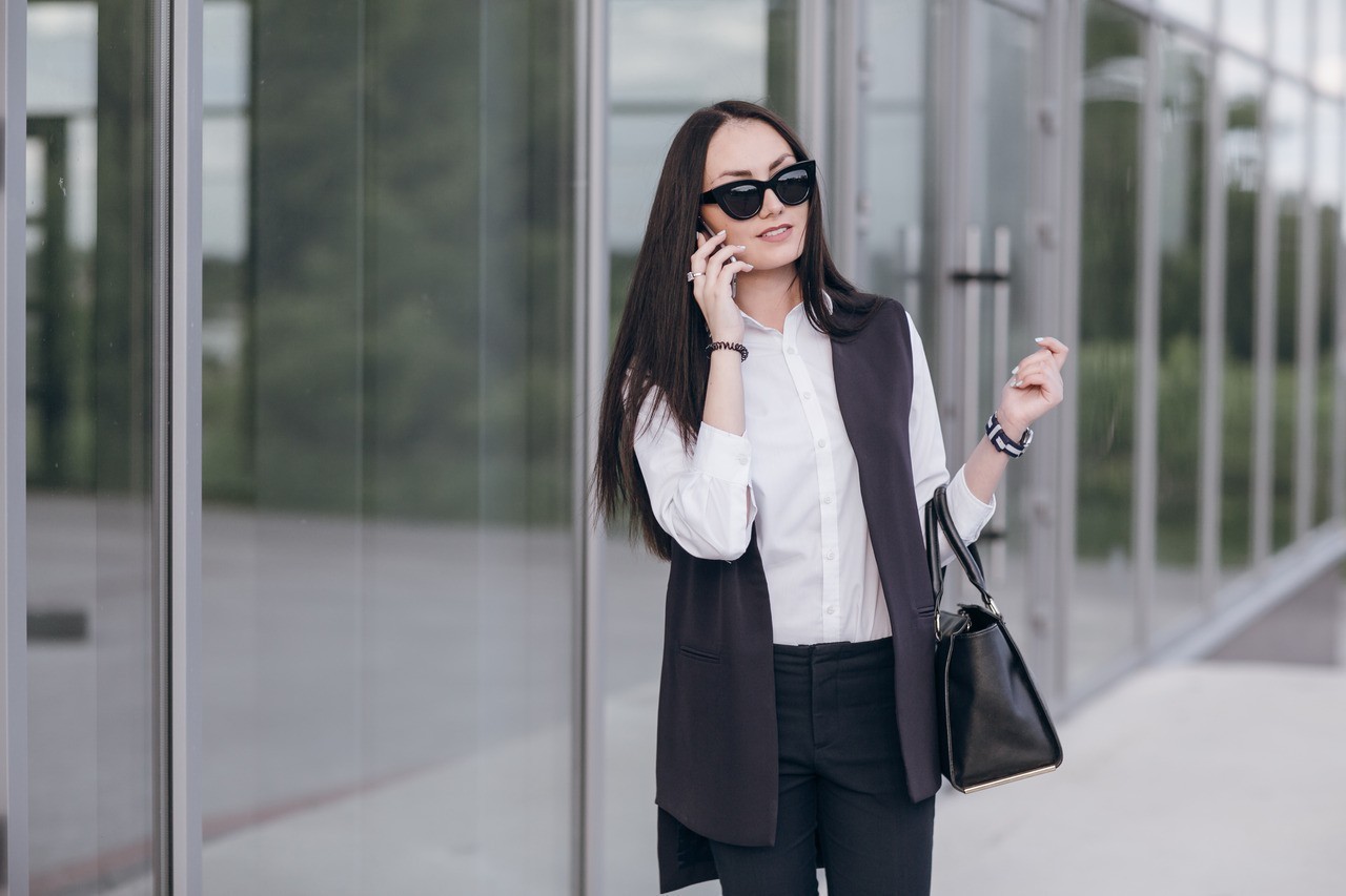Ghidul ținutelor de birou: Cum să fii elegantă și profi în fiecare zi