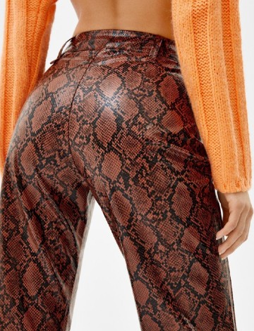Pantaloni Bershka, maro