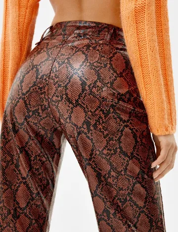 Pantaloni Bershka, maro