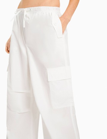Pantaloni Bershka, alb