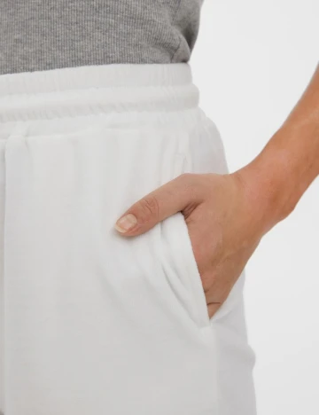 Pantaloni scurti Vero Moda, alb