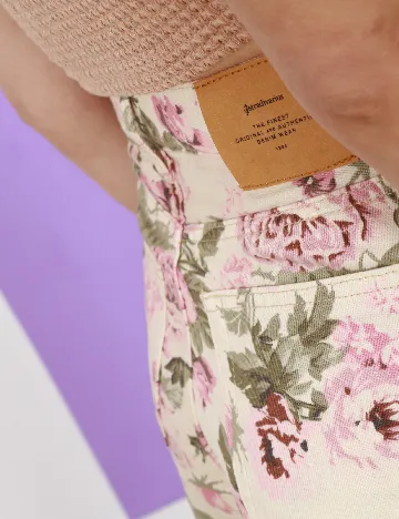 Pantaloni scurti Stradivarius, crem
