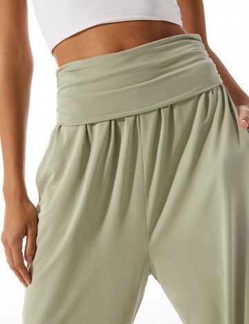 Pantaloni Stradivarius, verde