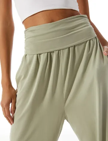 Pantaloni Stradivarius, verde