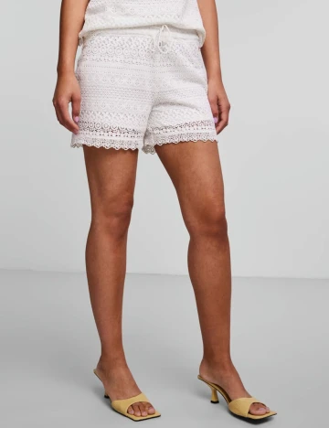 Pantaloni scurti Pieces, alb