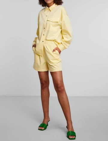 Pantaloni scurti Pieces, galben