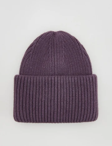 Caciula Reserved, mov