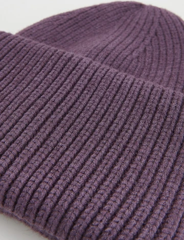 Caciula Reserved, mov