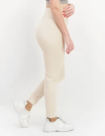 Pantaloni NA-KD, crem