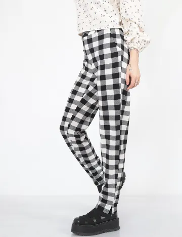 Pantaloni NA-KD, alb-negru