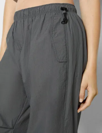 Pantaloni Bershka, gri inchis