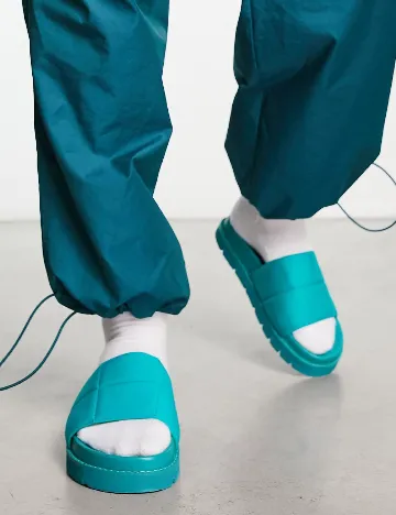 Slapi Public Desire, turcoaz