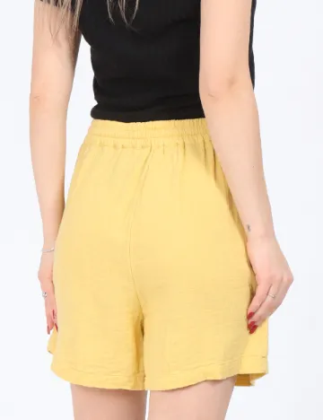 Pantaloni scurti Only, galben