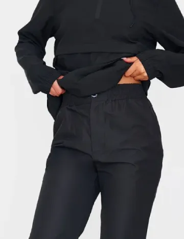 Pantaloni PRETTYLITTLETHING, negru