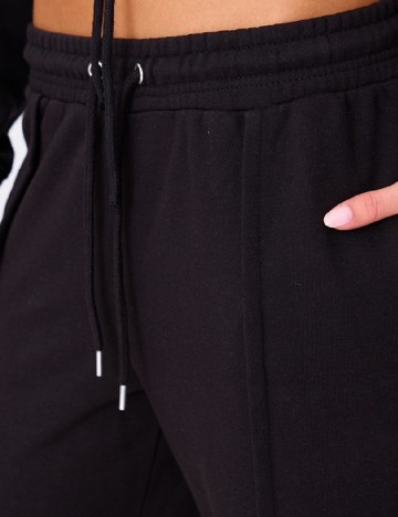 Pantaloni PRETTYLITTLETHING, negru