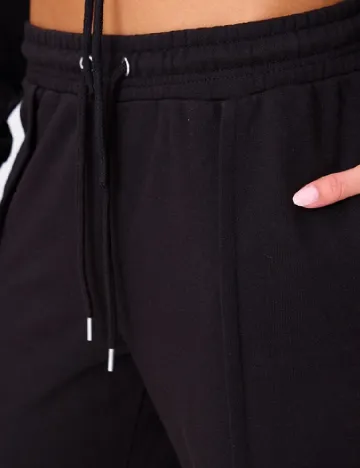 Pantaloni PRETTYLITTLETHING, negru