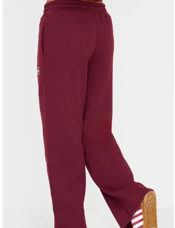 Pantaloni PRETTYLITTLETHING, visiniu