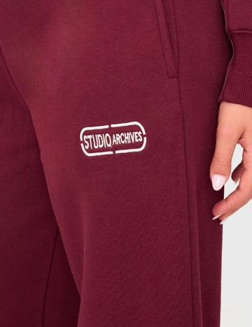 Pantaloni PRETTYLITTLETHING, visiniu