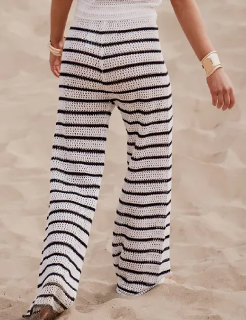 Pantaloni PRETTYLITTLETHING, alb/negru