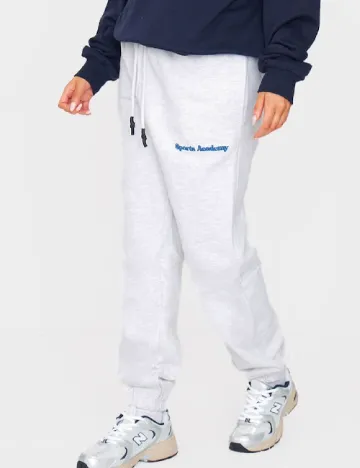 Pantaloni PRETTYLITTLETHING, gri deschis
