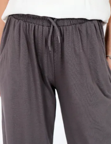Pantaloni PRETTYLITTLETHING, gri