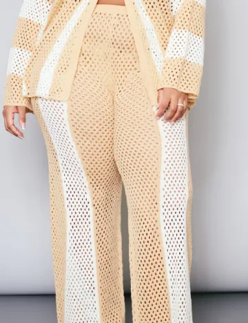 Pantaloni PRETTYLITTLETHING Plus Size, crem