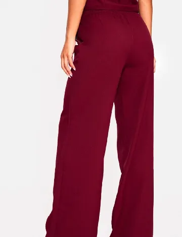 Pantaloni PRETTYLITTLETHING, visiniu