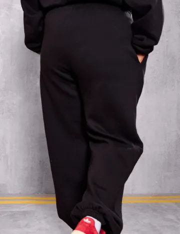 Pantaloni PRETTYLITTLETHING Plus Size, negru