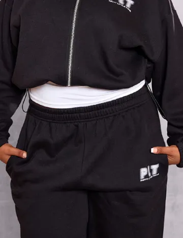 Pantaloni PRETTYLITTLETHING Plus Size, negru