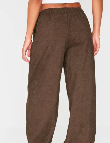 Pantaloni PRETTYLITTLETHING, maro Maro