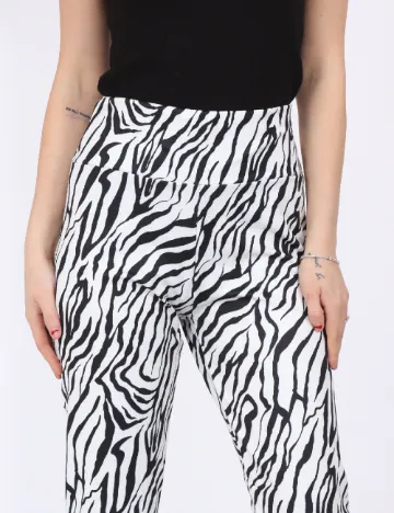 Pantaloni SHEIN, alb/negru