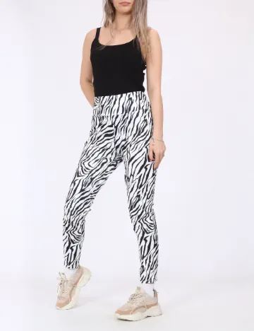 Pantaloni SHEIN, alb/negru