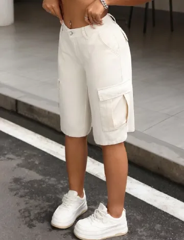 Pantaloni scurti SHEIN, crem