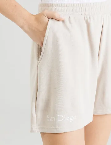 Pantaloni scurti Pieces, crem