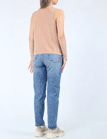 Maiou Aerie, maro