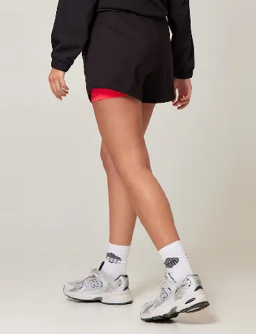 Pantaloni scurti PRETTYLITTLETHING, negru