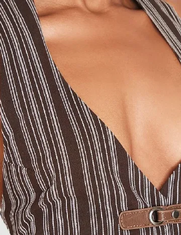 Top PRETTYLITTLETHING, maro inchis Maro