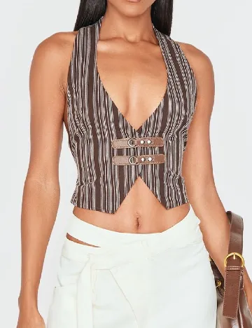 Top PRETTYLITTLETHING, maro inchis Maro