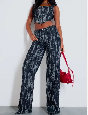 Top PRETTYLITTLETHING, negru