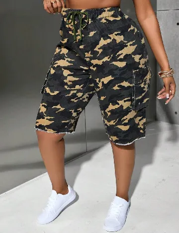 Pantaloni scurti SHEIN CURVE, army Verde
