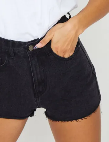 Pantaloni scurti PRETTYLITTLETHING, negru Negru