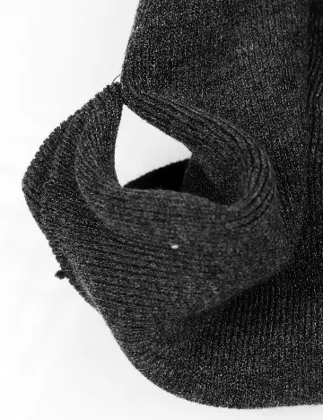 Caciula Reserved, gri inchis