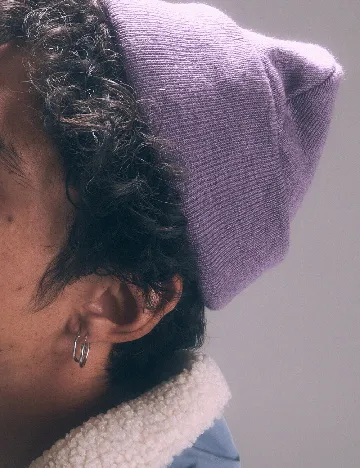 Caciula Reserved, mov