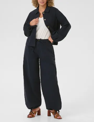 Jacheta Cream, bleumarin