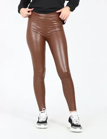 Pantaloni Bershka, maro