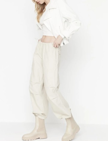 Pantaloni TRENDYOL, ecru