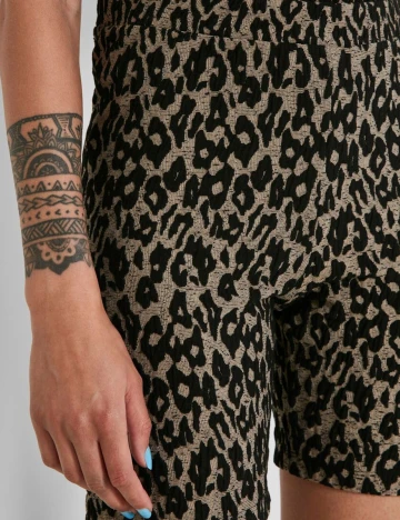Pantaloni scurti Noisy May, animal print