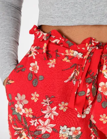 Pantaloni scurti Vero Moda, rosu