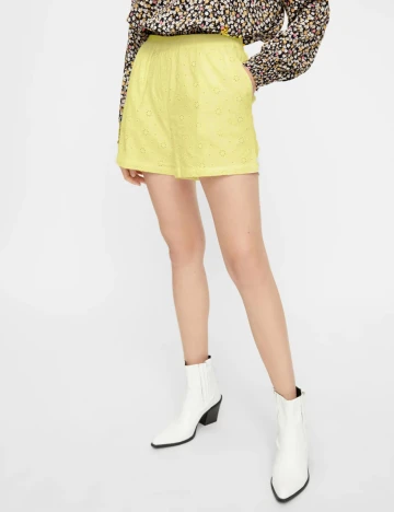 Pantaloni scurti Pieces, galben Galben