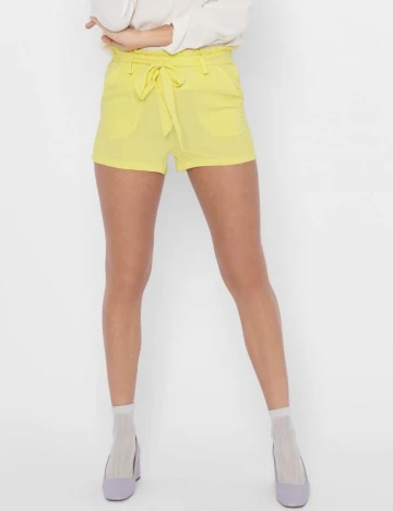 Pantaloni scurti Only, galben